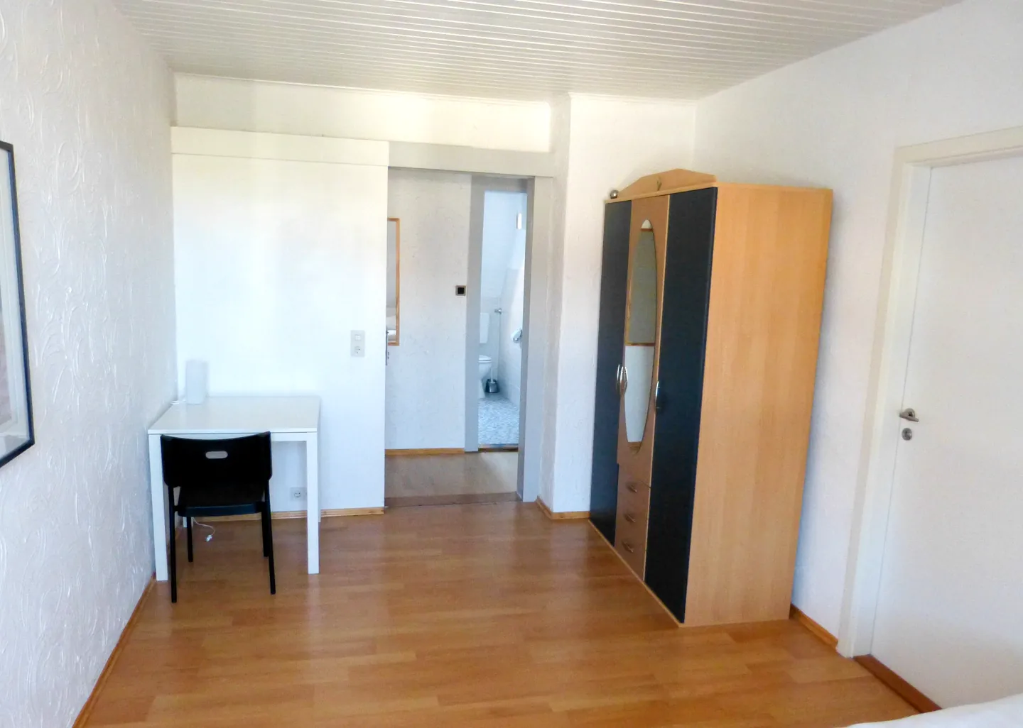 Helles Zimmer in einer Monteurwohnung in der Stiermannstraße