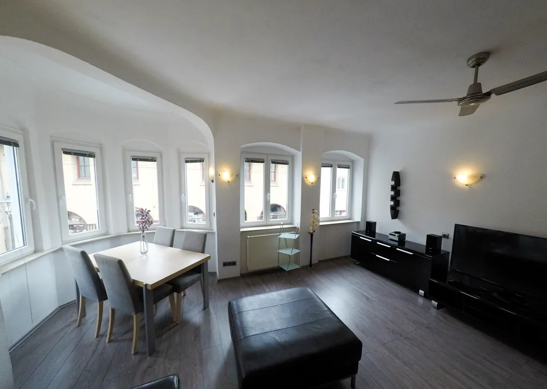 Living și zonă de luat masa într-un apartament business de pe Auf dem Rain 1